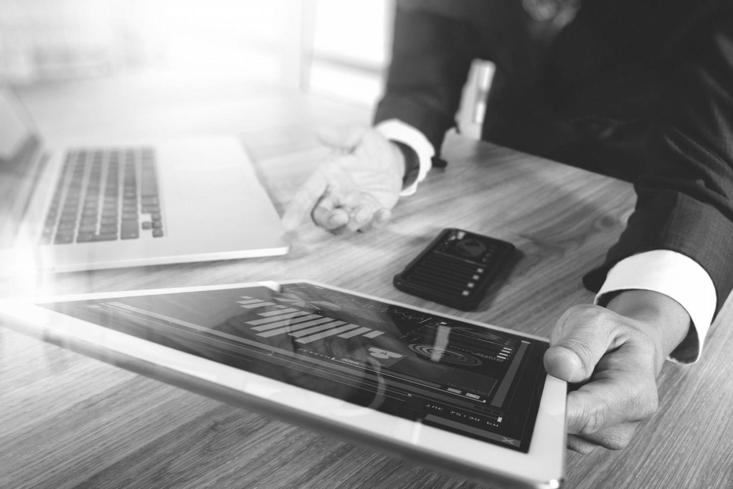 Finanzexperte arbeitet mit modernen Analyse-Tools